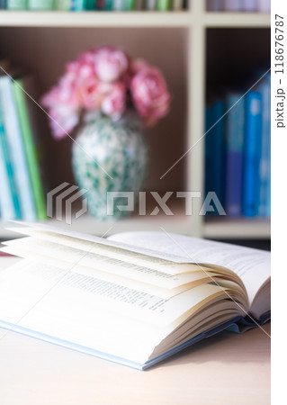 本 書籍 書物 読書・開いた洋書 118676787
