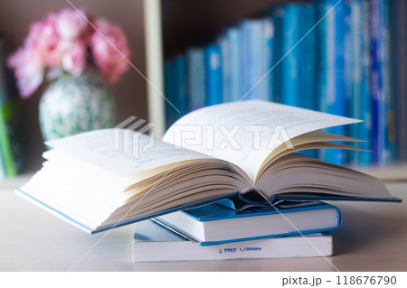 本 書籍 書物 読書・開いた洋書 118676790