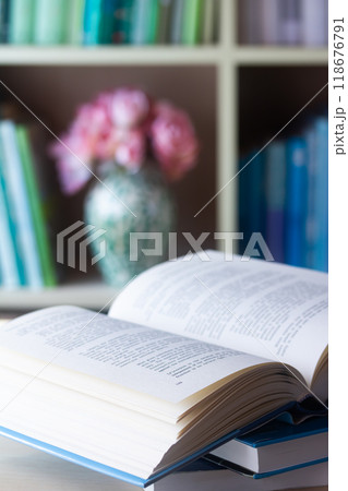 本 書籍 書物 読書・開いた洋書 本 書籍 書物 読書・開いた洋書 118676791