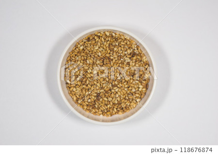 ごま(sesame seeds)をトッピングして風味アップ ごま(sesame seeds)をトッピングして風味アップ 118676874