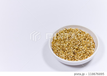 栄養満点!白いお皿に輝く(Sesame seeds) 栄養満点!白いお皿に輝く(Sesame seeds) 118676895