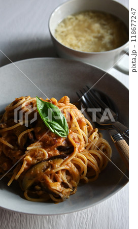 茄子とツナのトマトソースパスタ 118677247