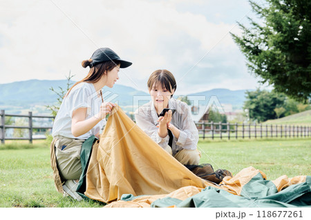 テントを組み立てる女性 テントを組み立てる女性 118677261