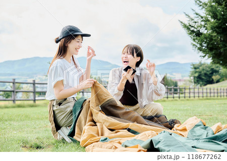 テントを組み立てる女性 118677262