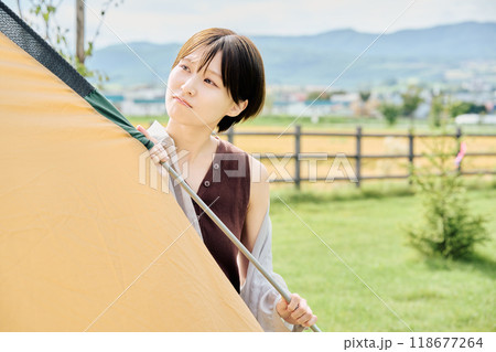 テントを組み立てる女性 118677264