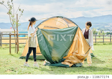 テントを組み立てる女性 テントを組み立てる女性 118677274