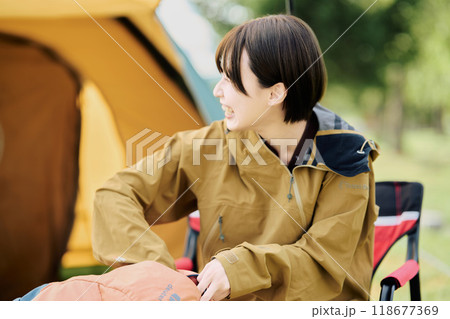 大自然でキャンプをする女性 大自然でキャンプをする女性 118677369