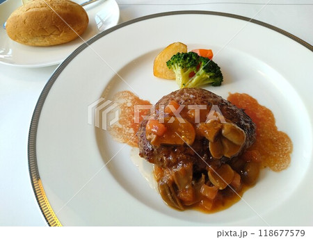 ソースたっぷりのハンバーグ 118677579