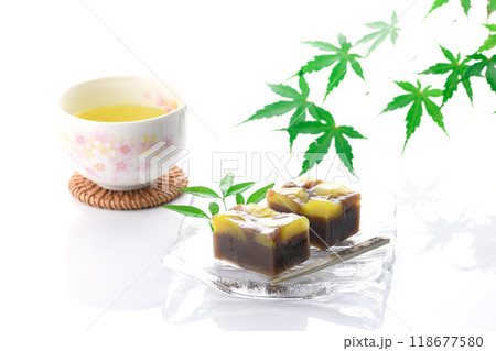 ガラスのお皿にのせた 羊羹 ( 栗蒸し羊羹 )白バック ガラスのお皿にのせた 羊羹 ( 栗蒸し羊羹 )白バック 118677580