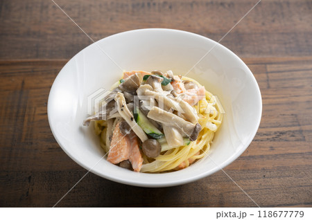 サーモンときのこのクリームパスタ 118677779