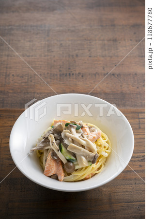 サーモンときのこのクリームパスタ 118677780