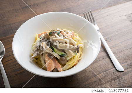 サーモンときのこのクリームパスタ サーモンときのこのクリームパスタ 118677781