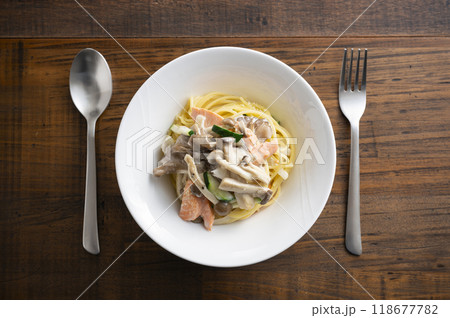 サーモンときのこのクリームパスタ 118677782