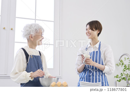 キッチンで料理をする親子 キッチンで料理をする親子 118677801