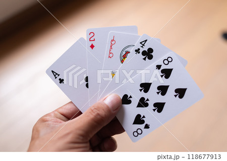 トランプを持つ人 118677913