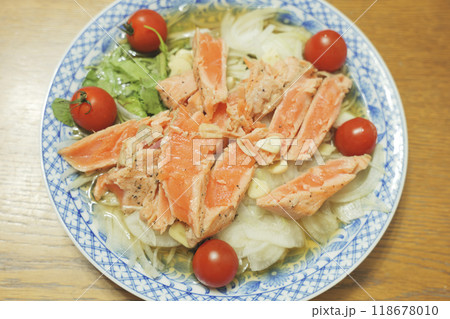 サーモンのカルパッチョ、たたき、ニンニクと野菜を和えた料理 118678010