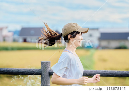 大自然でジョギングをする女性 118678145