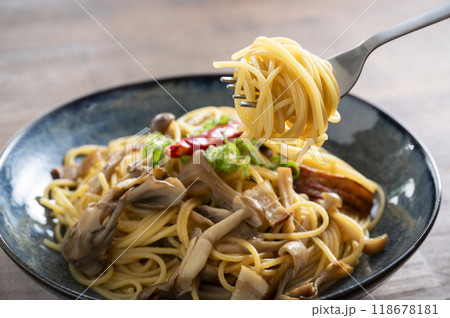 きのこの和風しょうゆパスタ 118678181