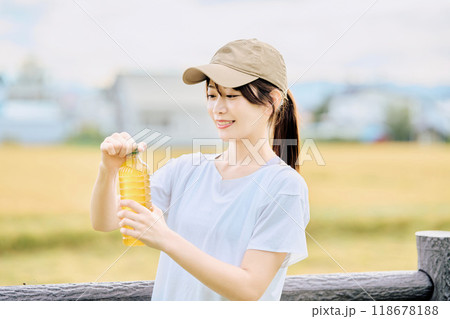 水分補給する若い女性 118678188