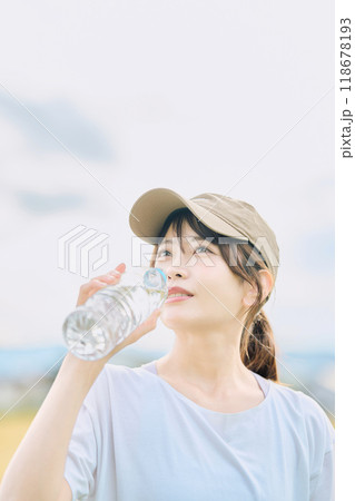 水分補給する若い女性 水分補給する若い女性 118678193