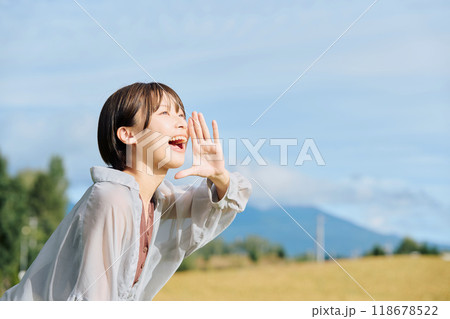 空に向かって叫ぶ女性 118678522