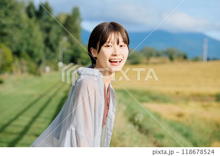 田舎の風景と女性 田舎の風景と女性 118678524