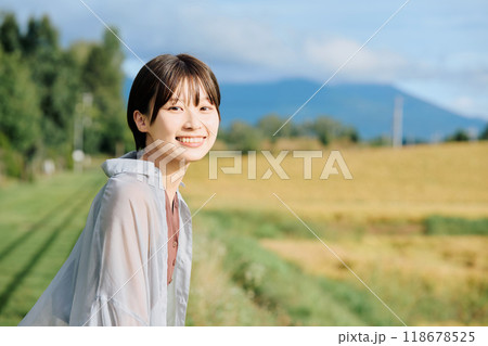 田舎の風景と女性 118678525