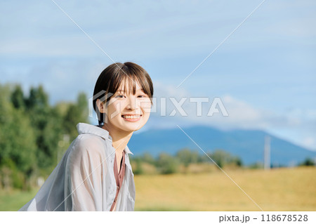 田舎の風景と女性 118678528