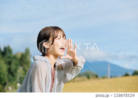 田舎の風景と女性 118678529