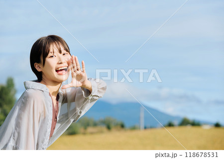 田舎の風景と女性 118678531