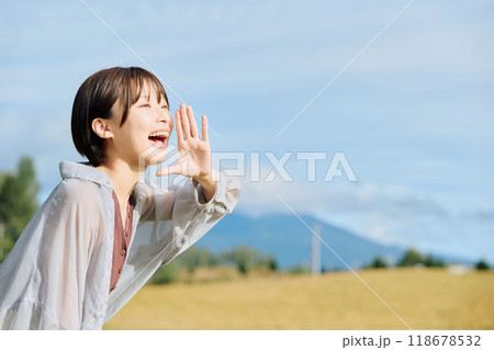 田舎の風景と女性 118678532