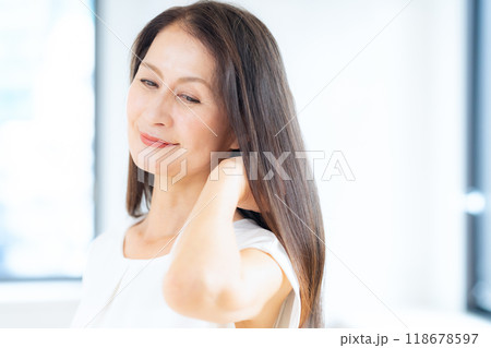 ヘアケアをするミドルの女性 118678597