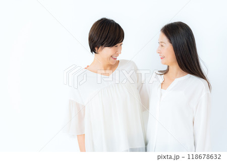仲良しなミドルの女性 仲良しなミドルの女性 118678632