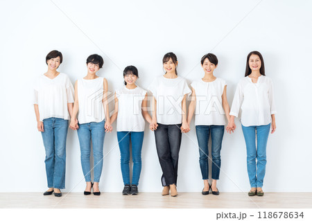 スキンケアをする多世代の女性達 スキンケアをする多世代の女性達 118678634