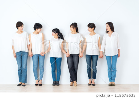 スキンケアをする多世代の女性達 スキンケアをする多世代の女性達 118678635