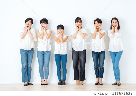 スキンケアをする多世代の女性達 118678638