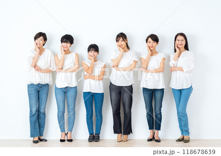 スキンケアをする多世代の女性達 スキンケアをする多世代の女性達 118678639