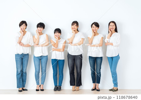 スキンケアをする多世代の女性達 スキンケアをする多世代の女性達 118678640