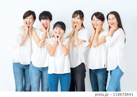 スキンケアをする多世代の女性達 スキンケアをする多世代の女性達 118678641