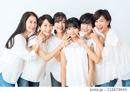 スキンケアをする多世代の女性達 スキンケアをする多世代の女性達 118678649