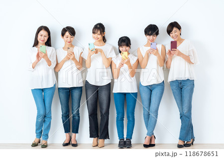 スキンケアをする多世代の女性達 118678651