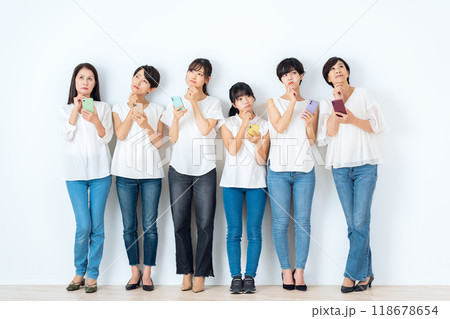 スマホを見る多世代の女性 118678654
