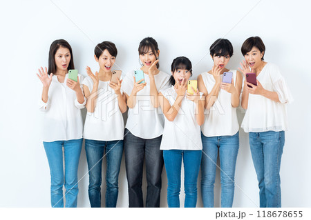 スマホを見る多世代の女性 118678655