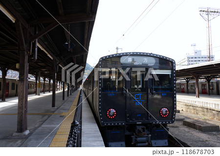 Retro wooden railway platform at Mojiko station, Kitakyushu, Japan 118678703