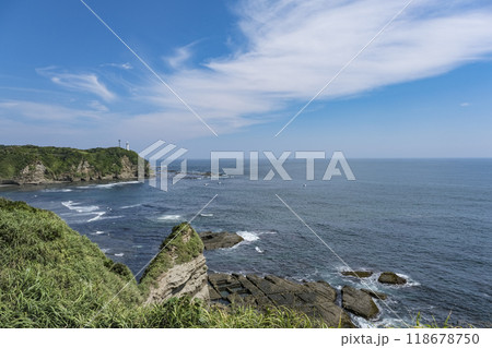 八幡岬公園から見る勝浦灯台 118678750