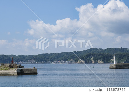 勝浦港から見る勝浦湾 118678755