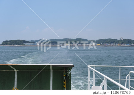 師崎港を出港するフェリー船からの眺め 師崎港を出港するフェリー船からの眺め 118678769