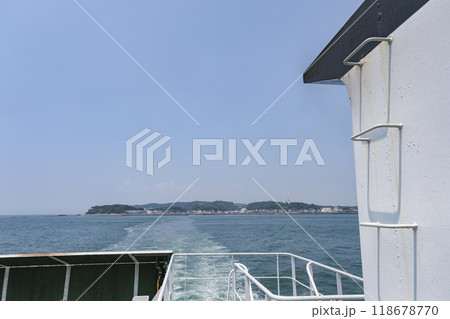 師崎港を出港するフェリー船からの眺め 118678770
