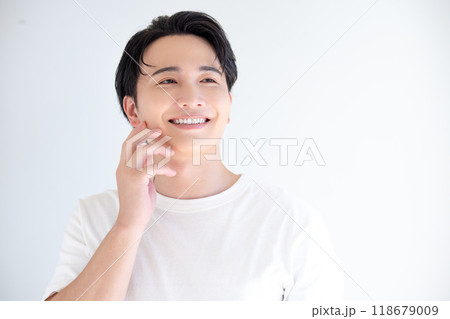 ビューティー　白いTシャツを着ている若い男性のポートレート 118679009