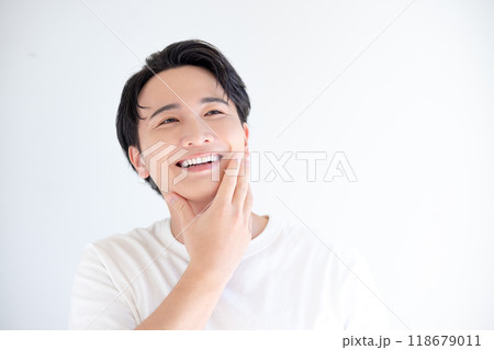 ビューティー　白いTシャツを着ている若い男性のポートレート 118679011